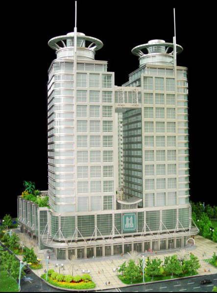 Modelos arquitectónicos miniatura del edificio comercial con el sistema de iluminación