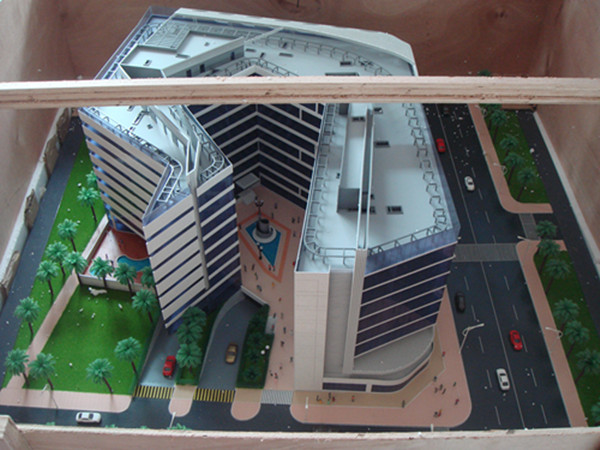 Modelos arquitectónicos miniatura del edificio comercial con el sistema de iluminación