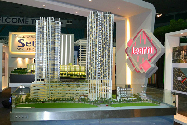 Modelos arquitectónicos miniatura del edificio comercial con el sistema de iluminación