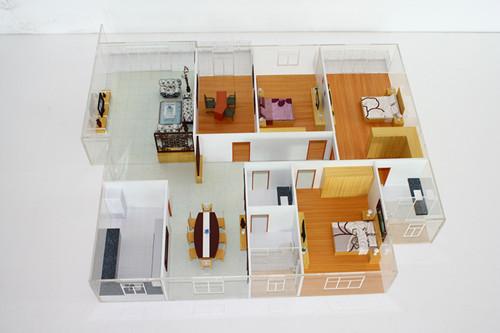 Modelos arquitectónicos miniatura del edificio comercial con el sistema de iluminación